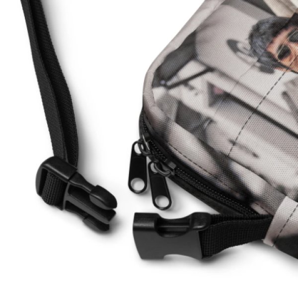 画像4: 【ご予約】ブルース・リーメダリオンクロスボディバッグ（ブルース・リー財団公式） (4)