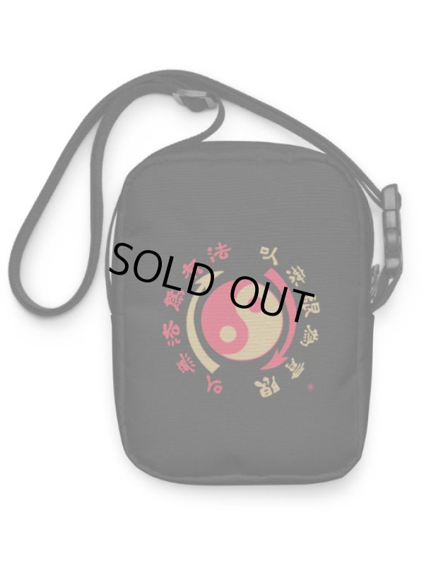 画像1: コアシンボルクロスボディバッグ（ブルース・リー財団公式） (1)