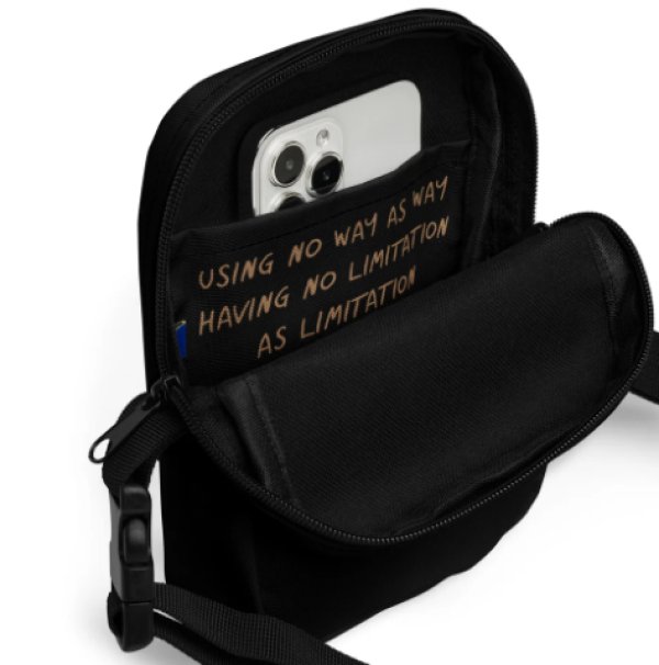 画像2: 【ご予約】コアシンボルクロスボディバッグ（ブルース・リー財団公式） (2)