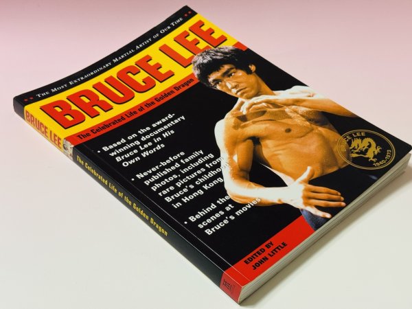 画像2: 【1点モノ】ブルース・リー セレブレイテッド・ライフ・オブ・ゴールデン・ドラゴン（米国書籍） (2)