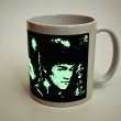 画像2: 【2個限定】暗闇で光る！李小龍ネオンマグカップ (2)