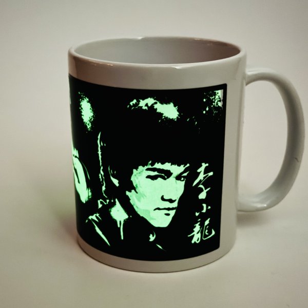 画像2: 【2個限定】暗闇で光る！李小龍ネオンマグカップ (2)