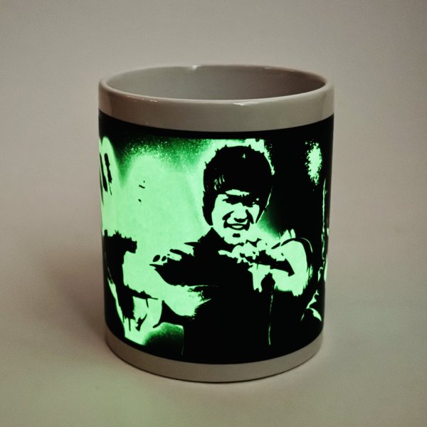 画像1: 【2個限定】暗闇で光る！李小龍ネオンマグカップ (1)