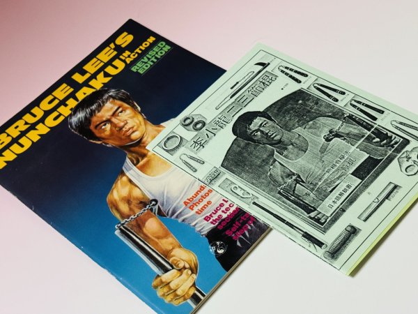 画像2: 【1点モノ】ブルース・リーヌンチャクインアクション解説書付き（香港書籍） (2)