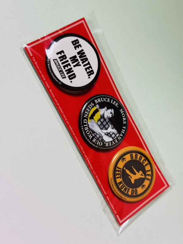 画像1: 【2セット限定】GUブルース・リーTシャツ缶バッジ3種セット (1)