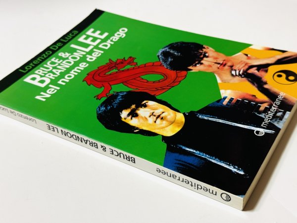 画像2: 【1点モノ】ブルース＆ブランドン・リー ドラゴンの名のもとに（イタリア書籍） (2)