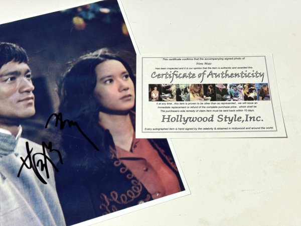 画像2: ノラ・ミャオポートレイト写真 直筆サイン入り (2)